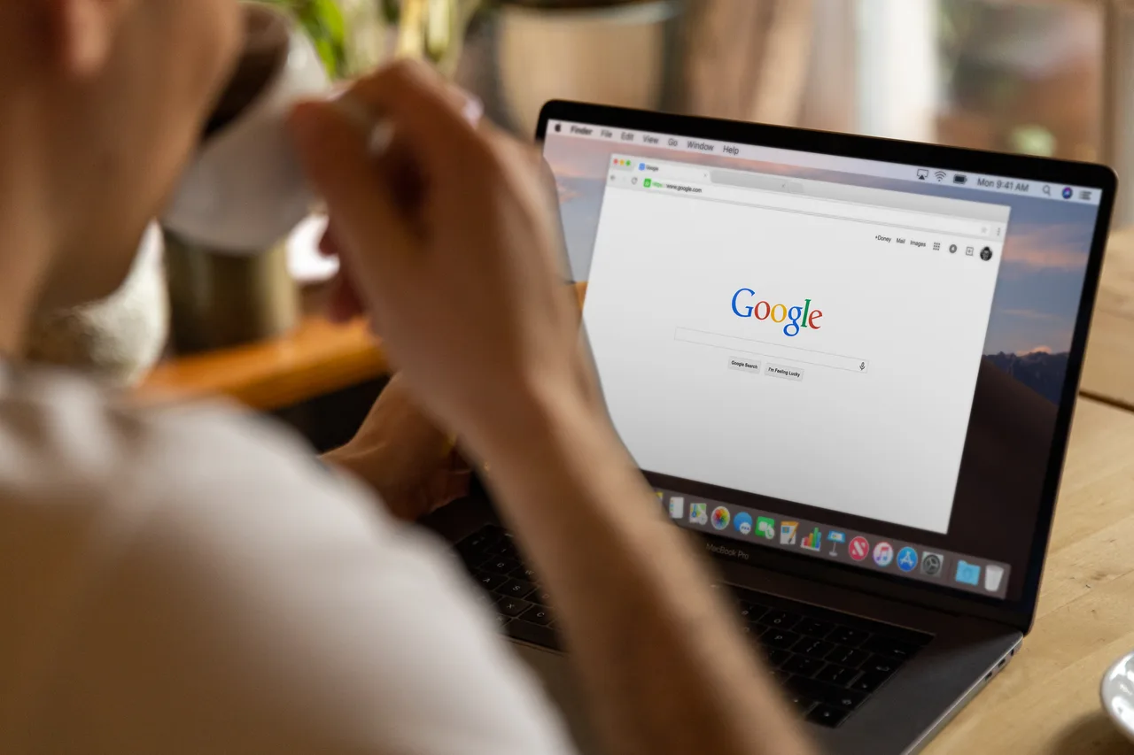 Google livre désormais son nouveau système d'exploitation sur les ordinateurs Mac grâce à une… — revue de presse