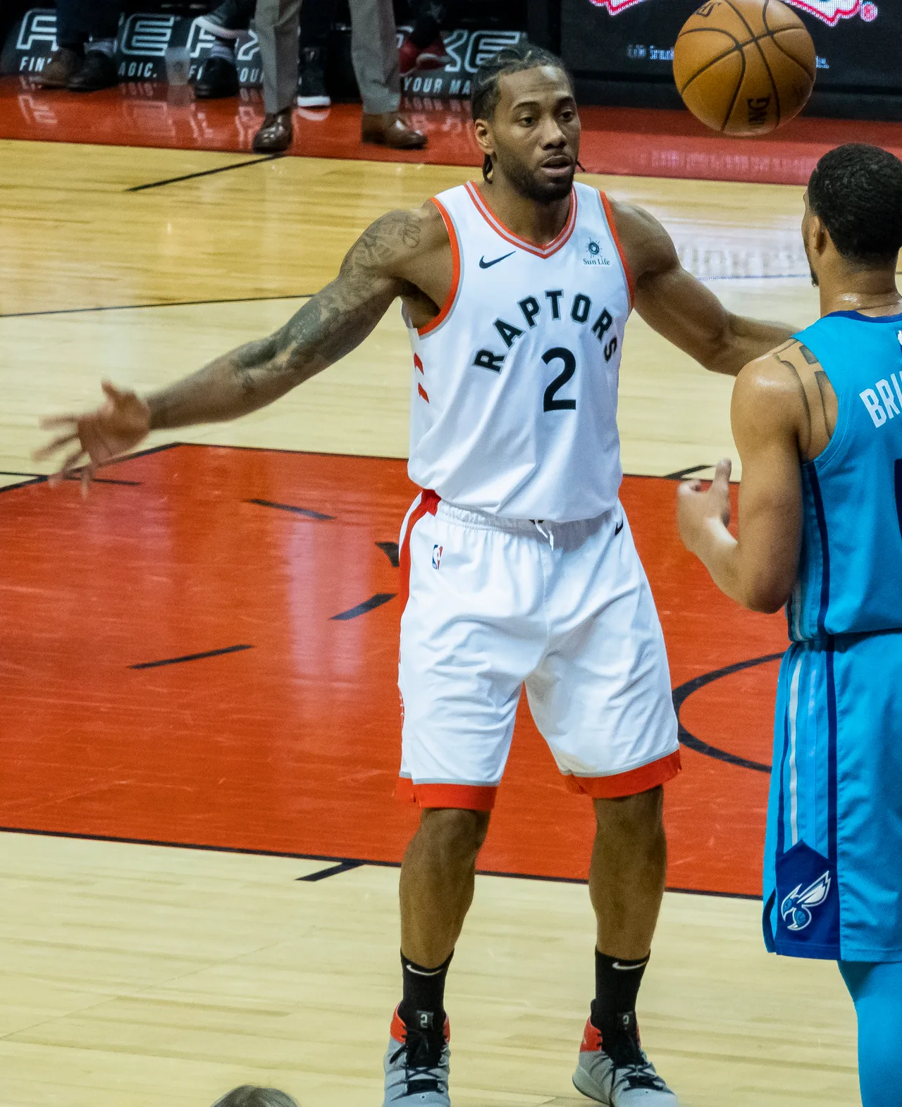 Kawhi Leonard a signé un nouveau contrat avec les Raptors, qui se situe légèrement en dessous… — revue de presse