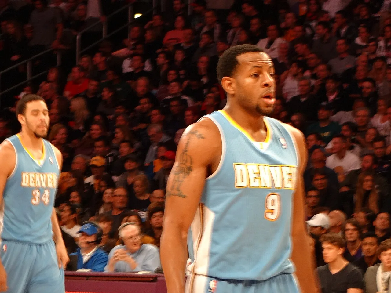 Les Denver Nuggets entament la saison dans des conditions délicates, notamment en raison de… — revue de presse